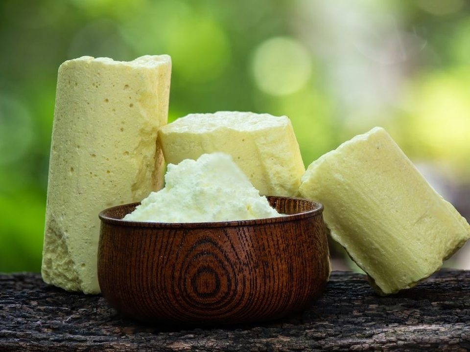 Pains de soufre naturel et poudre de soufre dans un bol en bois